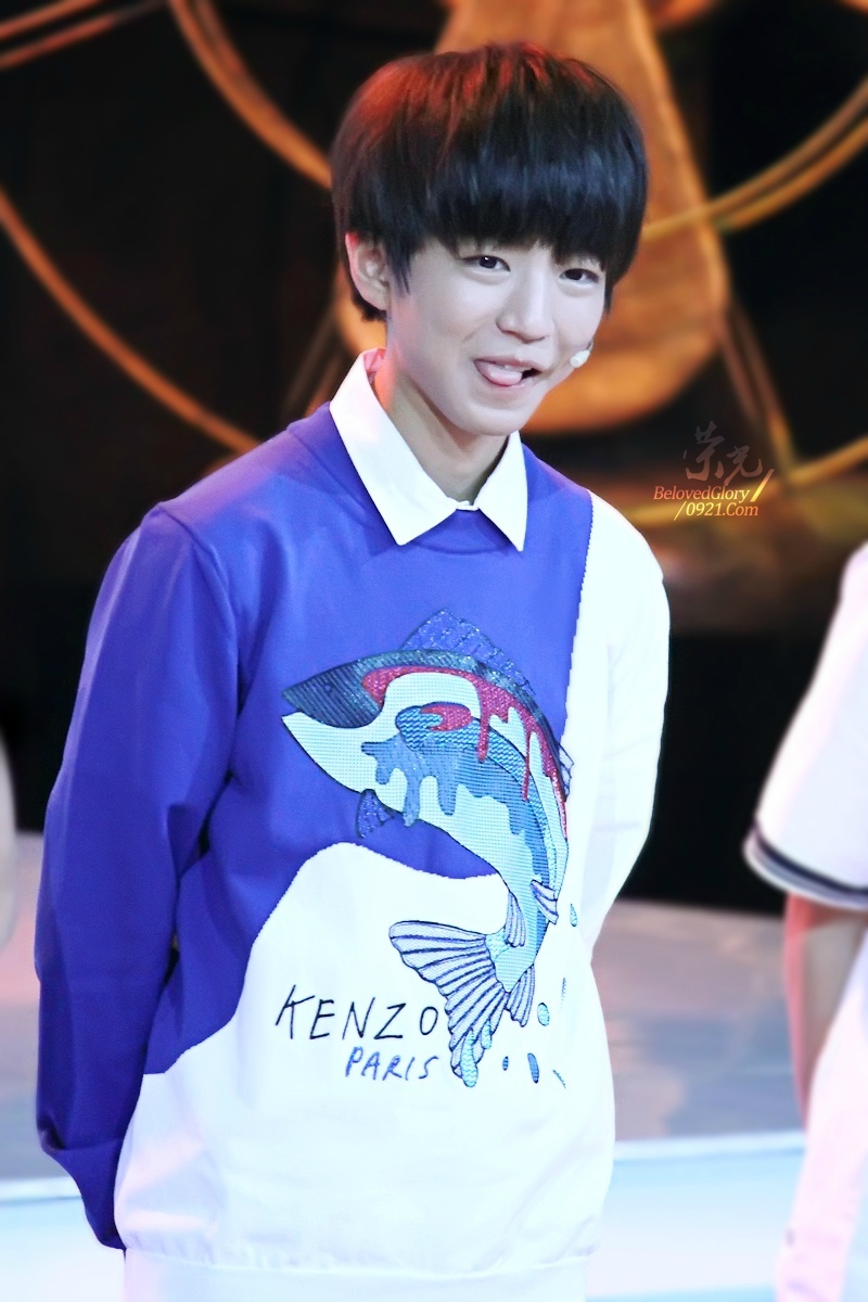 tfboys王俊凯 2014.8.28 年代秀.cr.logo