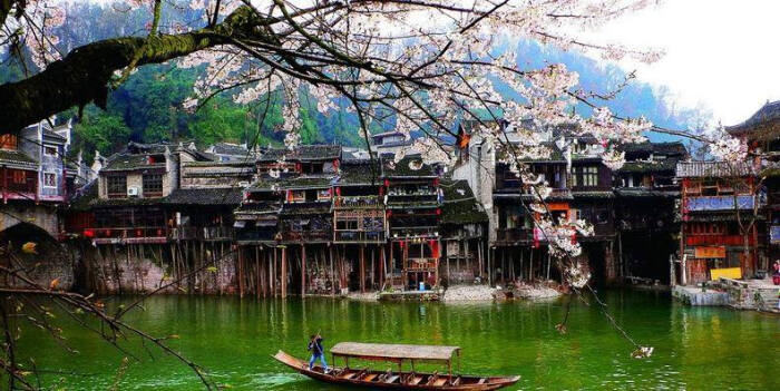 凤凰古城位于湖南省吉首市。一座青山抱古…