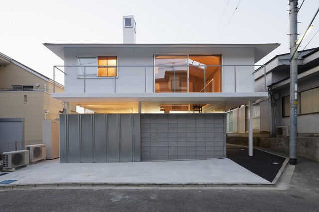 这座四坡屋顶的住宅位于日本兵库县川西市,由tato architects工作室