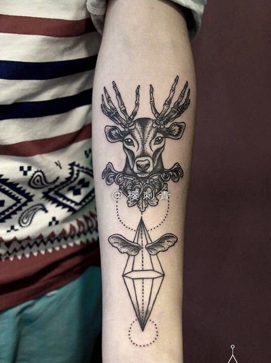 小臂鹿头点刺纹身鹿纹身欧美流行纹身图案鹿头纹身彩色麋鹿小鹿纹身想