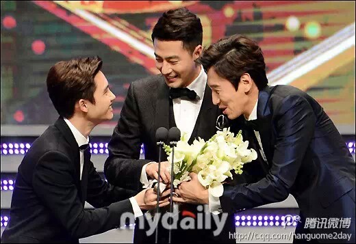 2014 apan star awards#为获得大赏的赵寅成送上祝福的都暻秀,李光洙