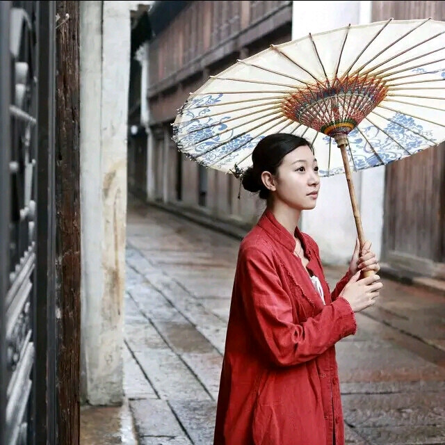 江南雨巷,一袭红妆轻踏烟雨来