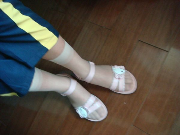 上海11-14的女孩穿凉鞋经常搭配长裤和短肉丝袜吗