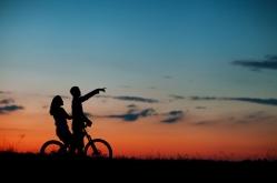 简单爱,情侣骑单车夕阳唯美图片,情侣骑自…-堆糖