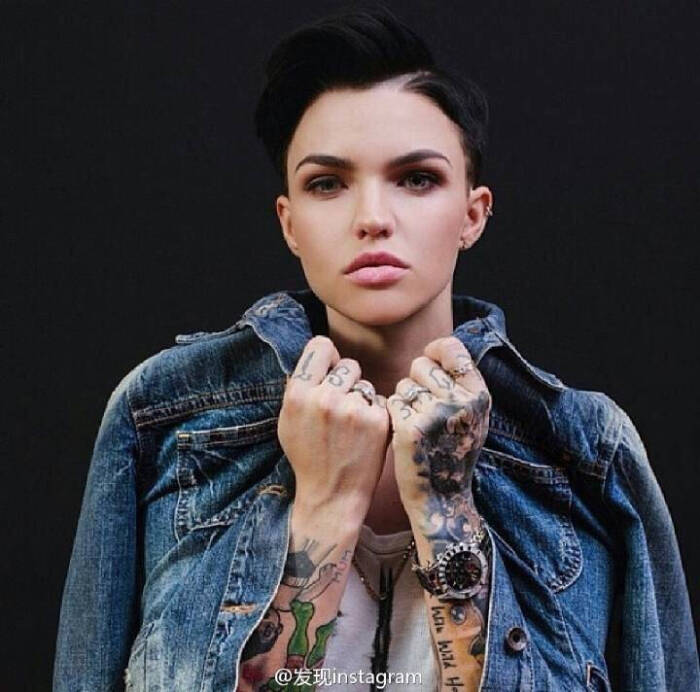 之前在网上爆红的五分钟由女神变男神的美女ruby rose,澳大利亚dj