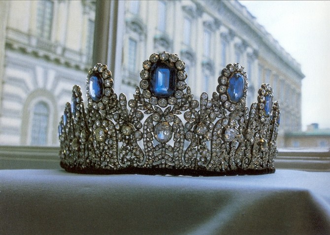 这顶蓝宝石镶钻王冠也属于瑞典王后西尔维娅,是原来的洛伊希腾贝格