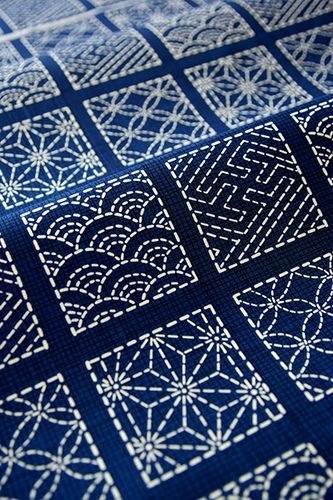 sashiko (刺し子)是指用白线在靛染蓝布上刺绣重复的简单几何图案.