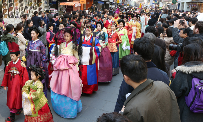 韩国街头的韩服大游行