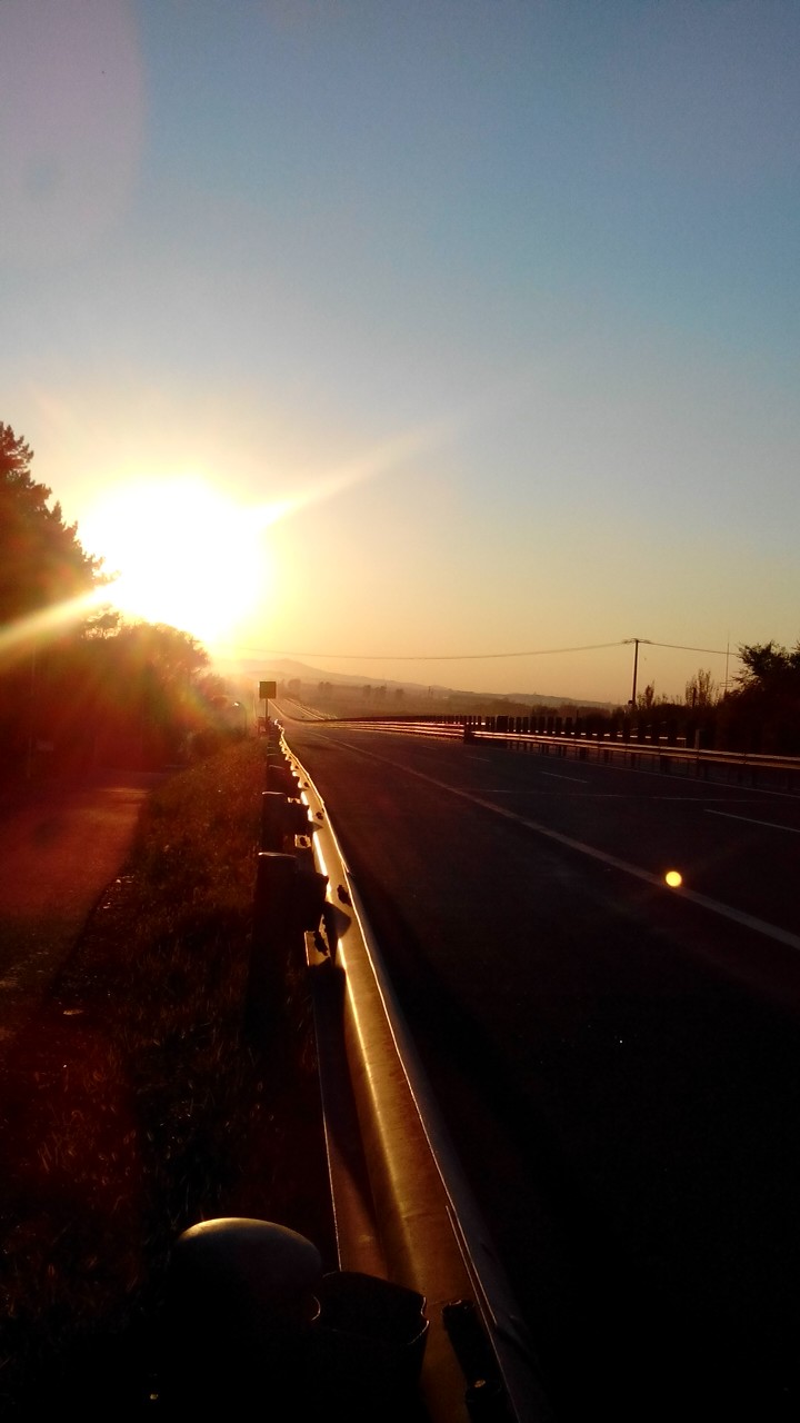 夕阳里的高速公路