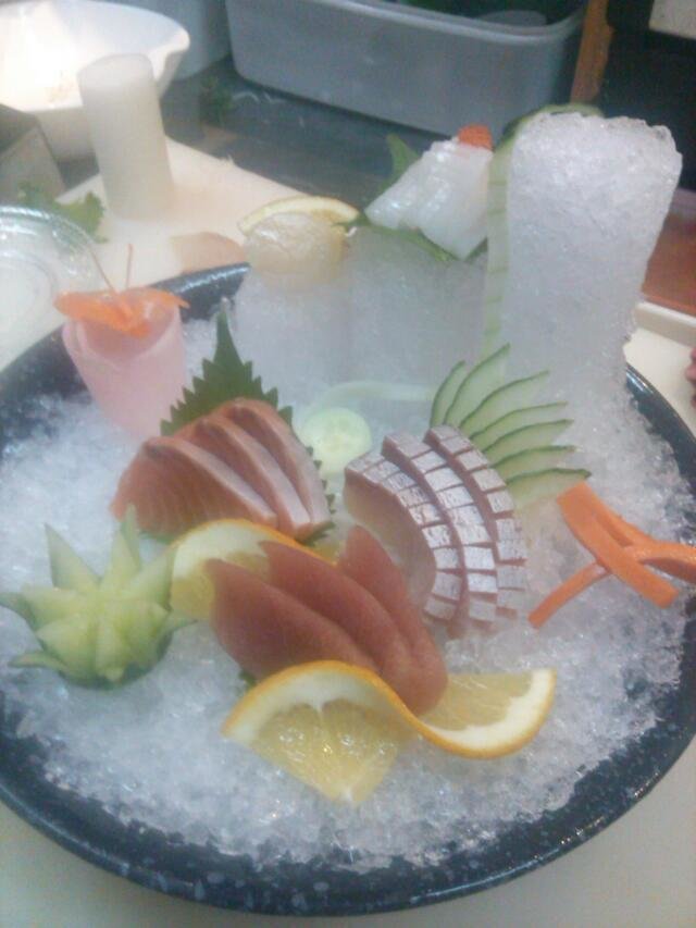 刺身多指生鱼片,也叫"鱼生".