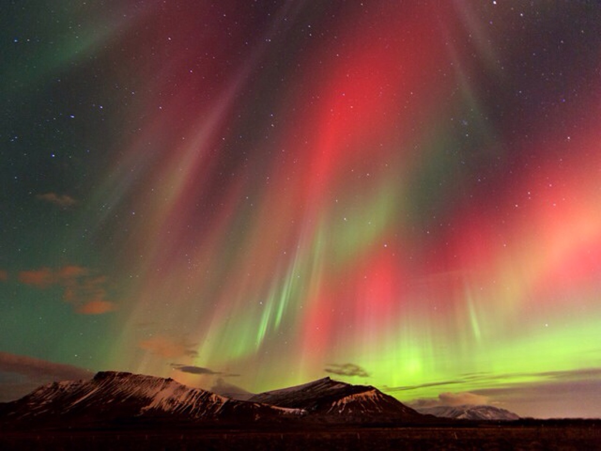 冰岛阿克拉内斯,北极光呈现红绿相间的色彩.