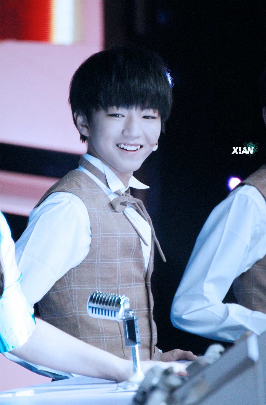 tfboys王俊凯 年代秀 cr:logo