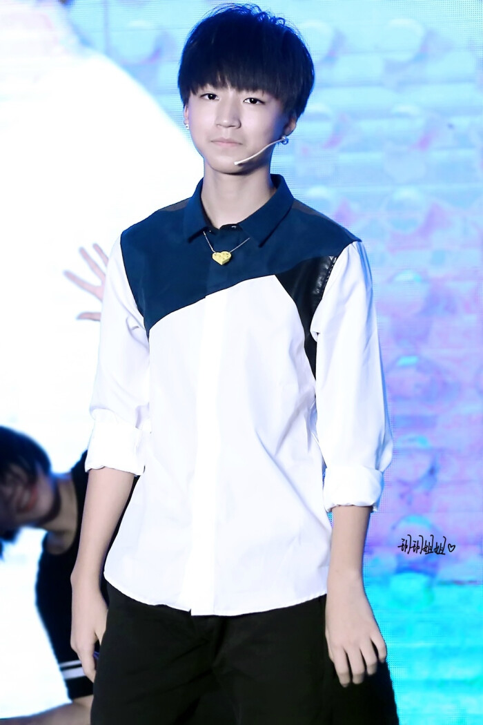 tfboys王俊凯 王俊凯,2014.10.17星钻圆梦计划公益活动 cr.logo