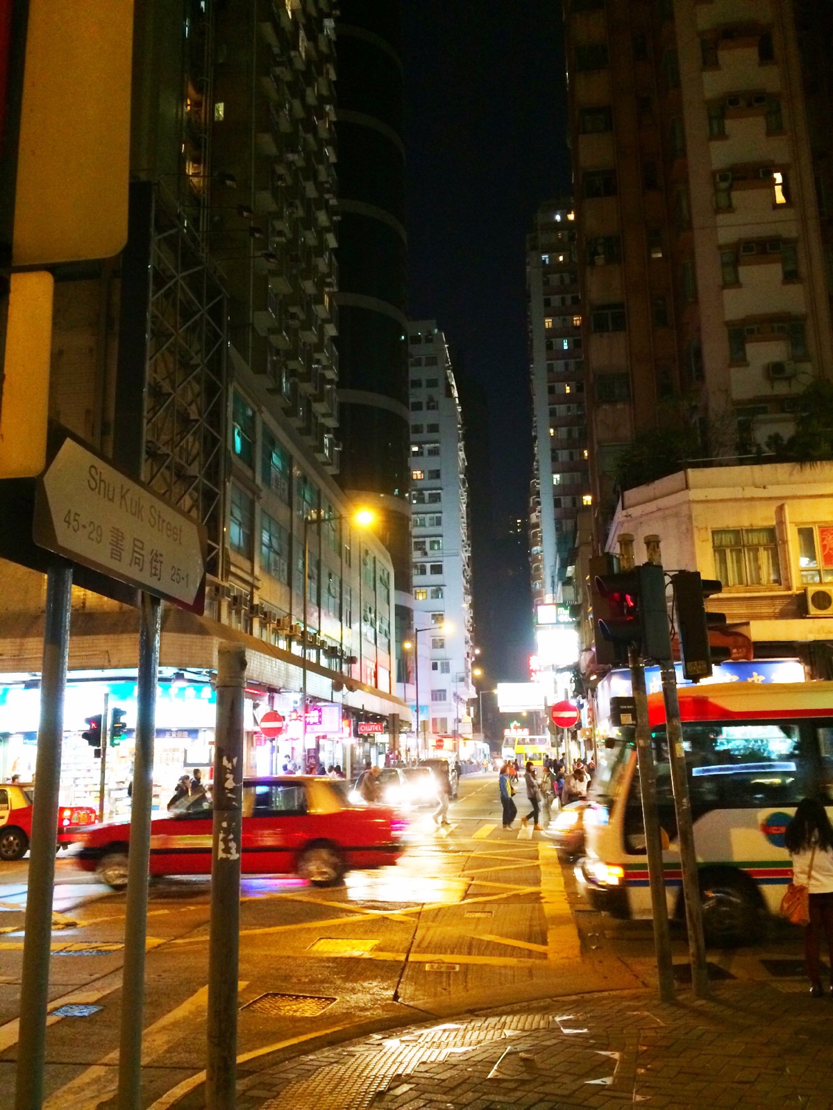 第一次去香港,拥挤的街道,来往的行人,一切陌生而又充满期待