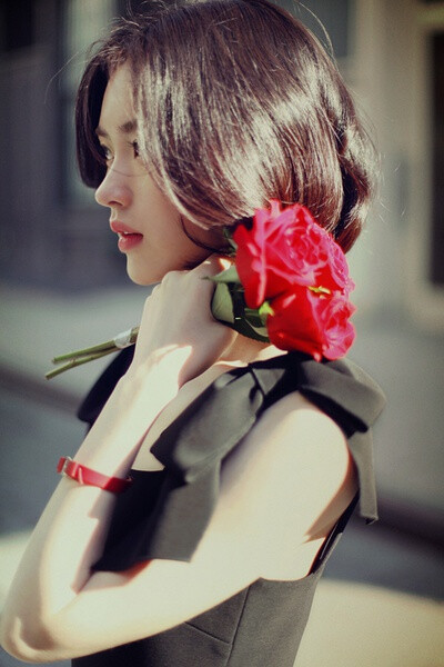 拿玫瑰的女子 分外妖娆 美得如此惊艳 优雅#短发 #气质美女 #高清美图