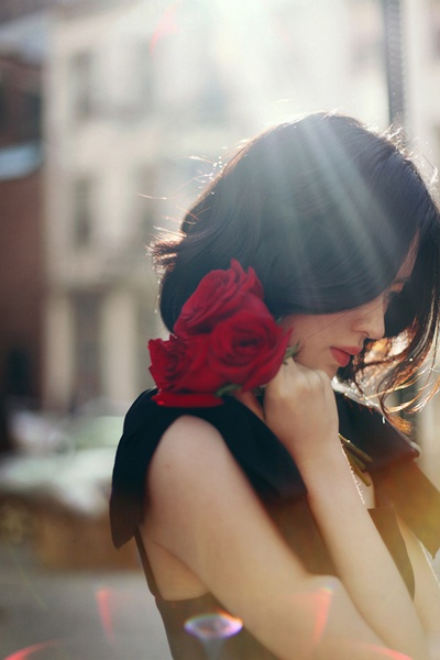 拿玫瑰的女子 分外妖娆 美得如此惊艳 优雅#短发 #气质美女 #高清美图