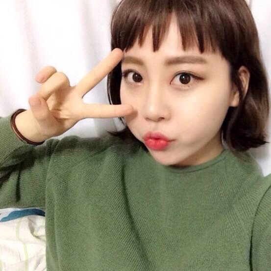 空气刘海 美女 小清新 非主流 可爱 个性 短发妹子 剪刀手 嘟嘟嘴