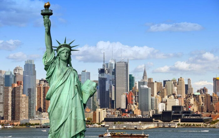 自由女神像是法国在1876年赠送给美国的独立100周年礼物,位于美国纽约