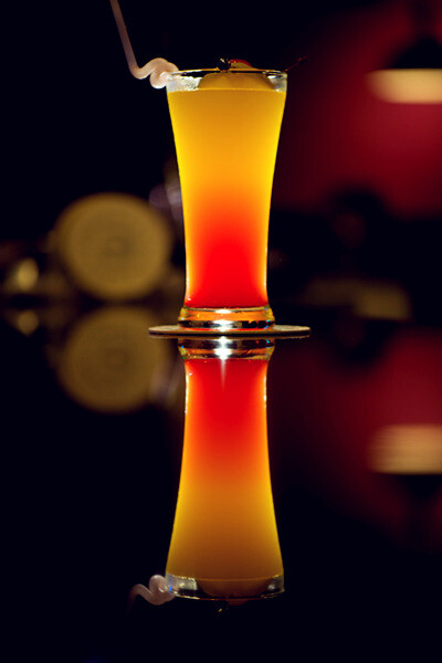龙舌兰日出(tequila sunrise),一种以龙舌兰酒,橙汁和石榴糖浆为主要