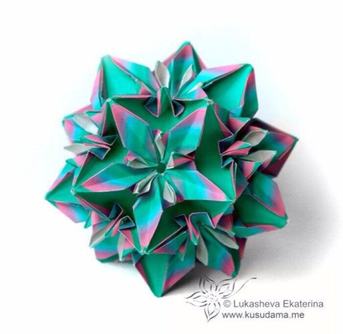 手工达人的立体花球折纸作品