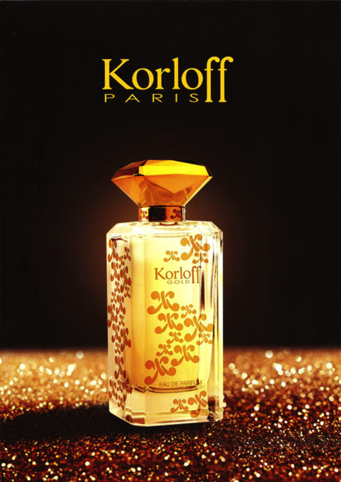 金色的蝴蝶与香瓶完美搭配,展现了一种奢华气质与财富的象征.