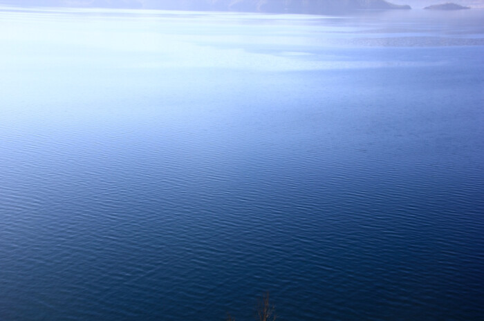 泸沽湖蓝色渐变的湖水,好平静