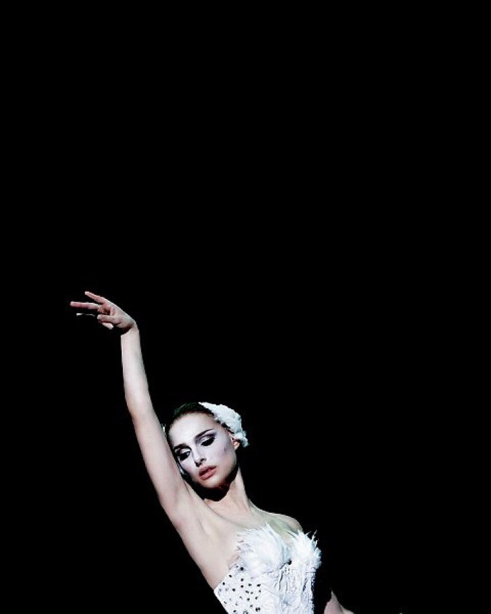 《黑天鹅》讲述了一个有关芭蕾舞的超自然惊悚故事.