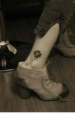 女性脚踝花朵纹身图案