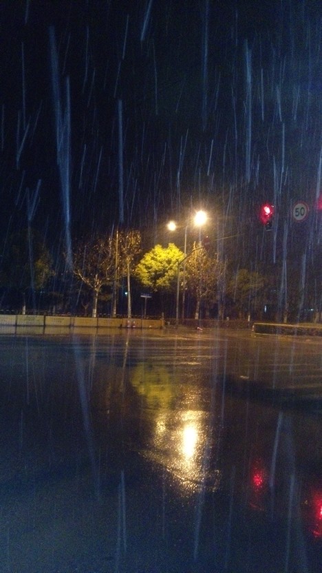 天气预报提醒您"今天小雨夹雪"