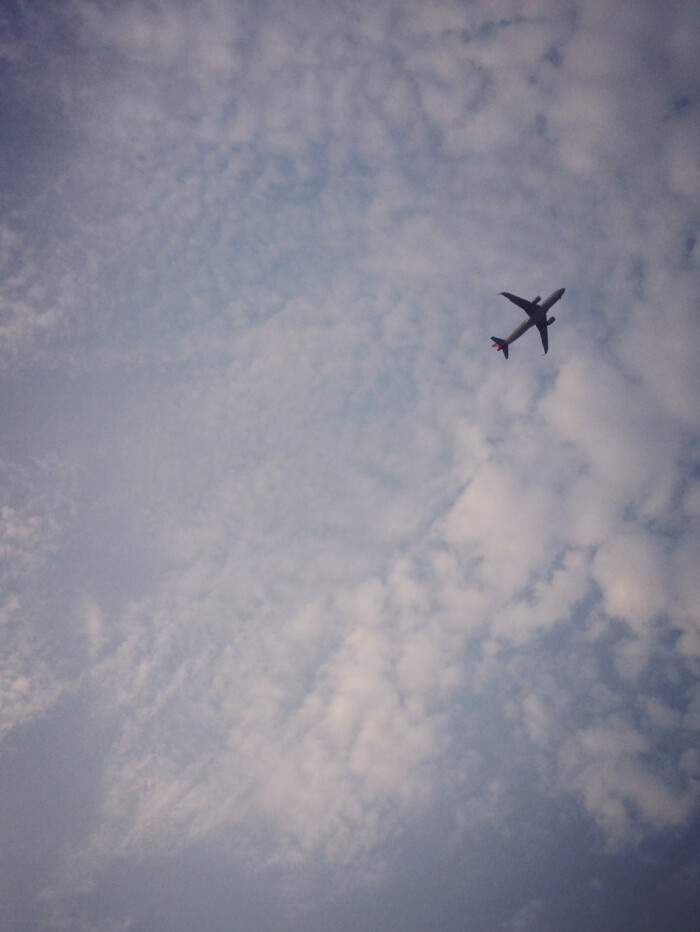 飞机划过天空!从头顶上飞过 airplane sky