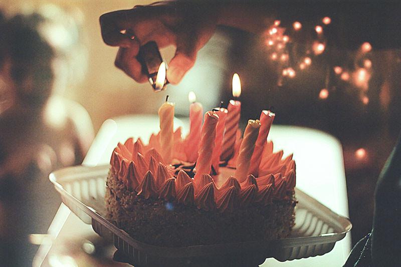 生日蛋糕需要蜡烛温暖.
