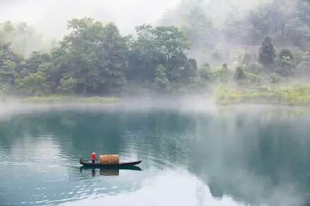 乘一叶扁舟,入景随风,望江畔渔火.