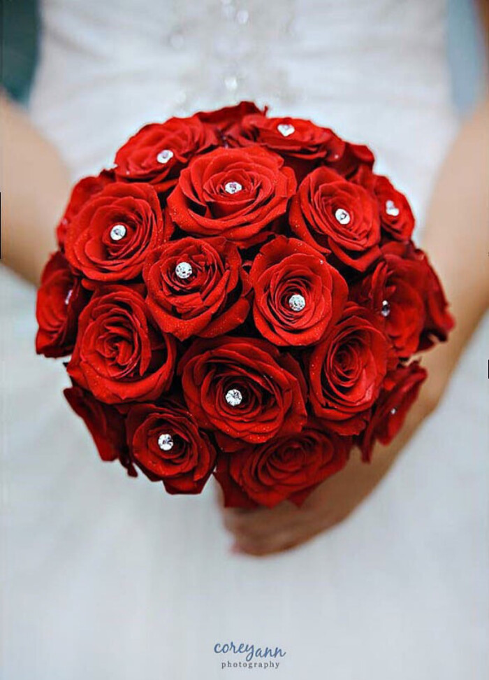 原谅捧花的我盛装出席却只为献礼—新娘手捧花 红玫瑰 白玫瑰 婚礼