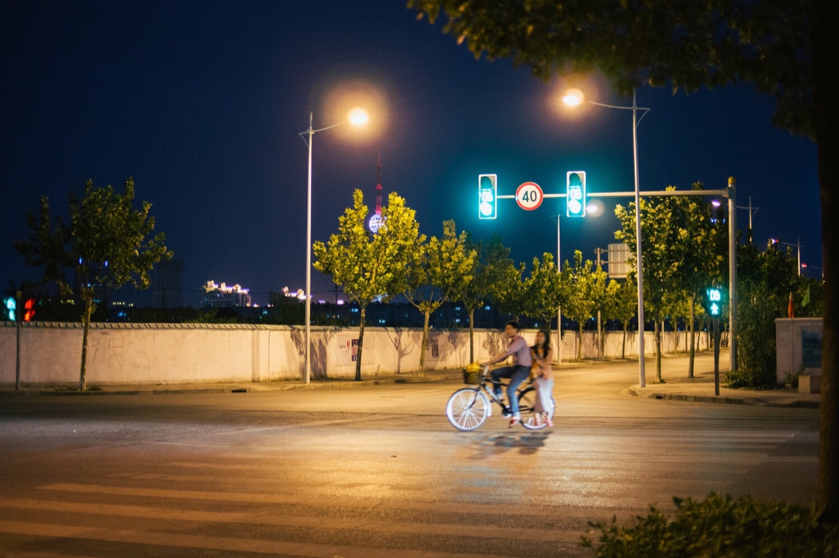 压马路猜城市#依旧是上海南边某区县的主干街道