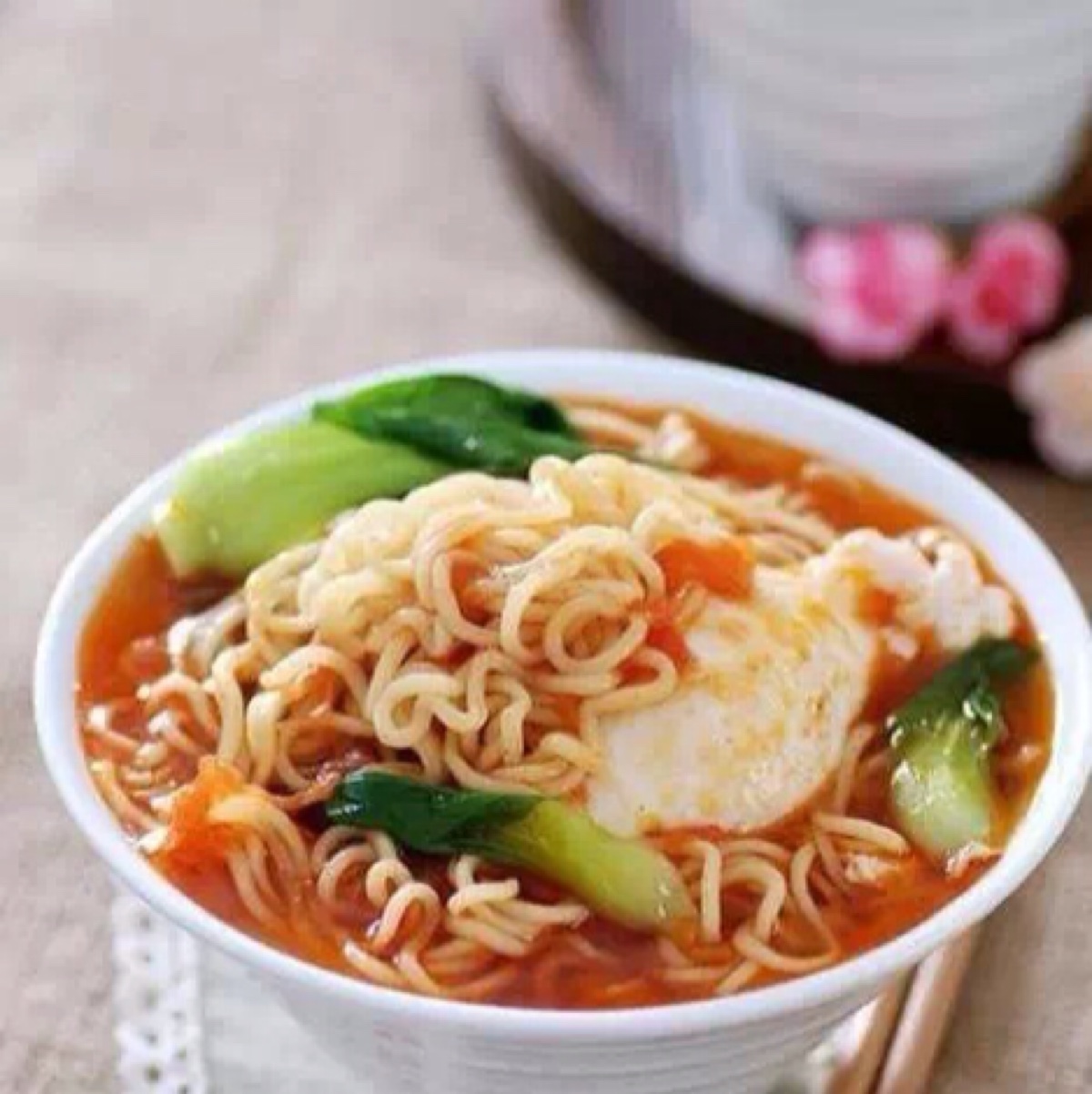 煮方便面 材料:方便面一包,番茄2个,小油菜100g,鸡蛋一个.