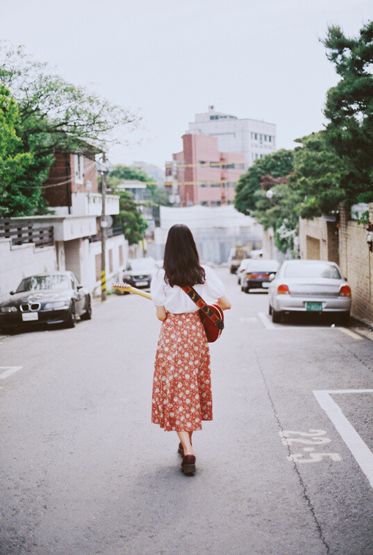 iphone壁纸 桌面 背景 唯美 简约简单 女生 夏天 街道 我的背影 花裙