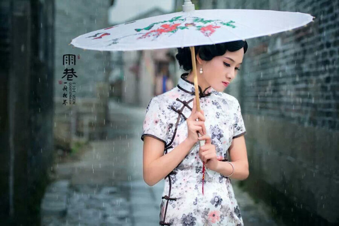 你是江南烟雨里走出的一簇美艳,烟是你的思,雨是你的念,手中的折伞,让