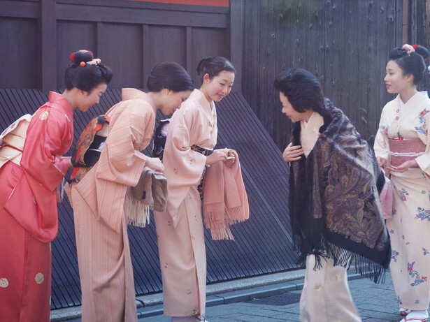 日本人见面一般会行30度和45度的鞠躬礼