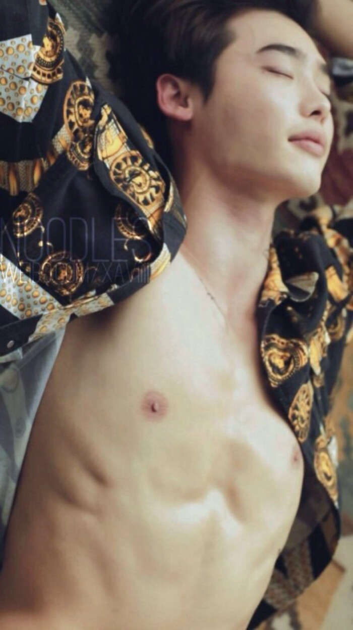 【李钟硕 春日写真,秀完美身材】 壁纸 画报 韩流 明星 服饰 男神