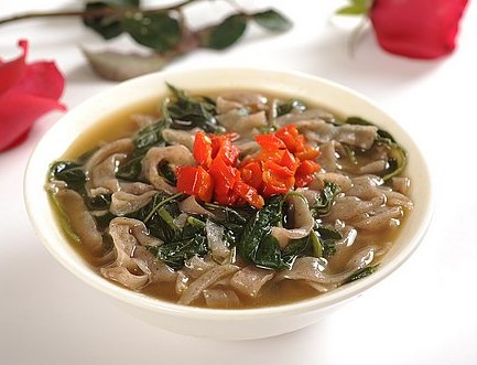 河南小吃【芝麻叶杂面条】 材料:面粉,绿豆粉,干芝麻叶,鸡蛋,盐,鸡精