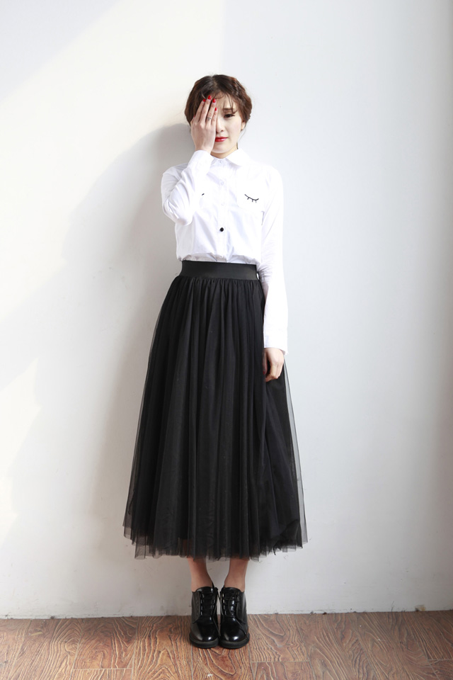 白色衬衫搭配黑色高腰半身纱裙,简约文艺.