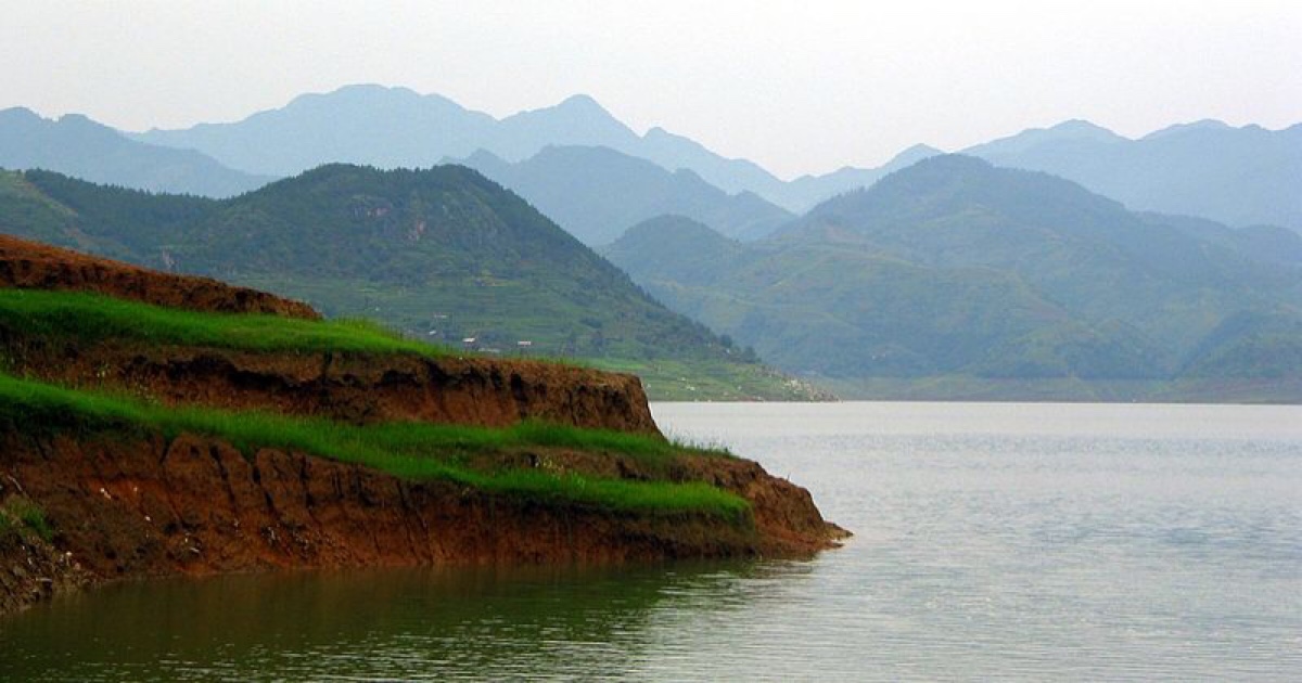 白龙湖即宝珠寺水库,是在白龙江上建设宝珠寺水电站而形成的大型水库