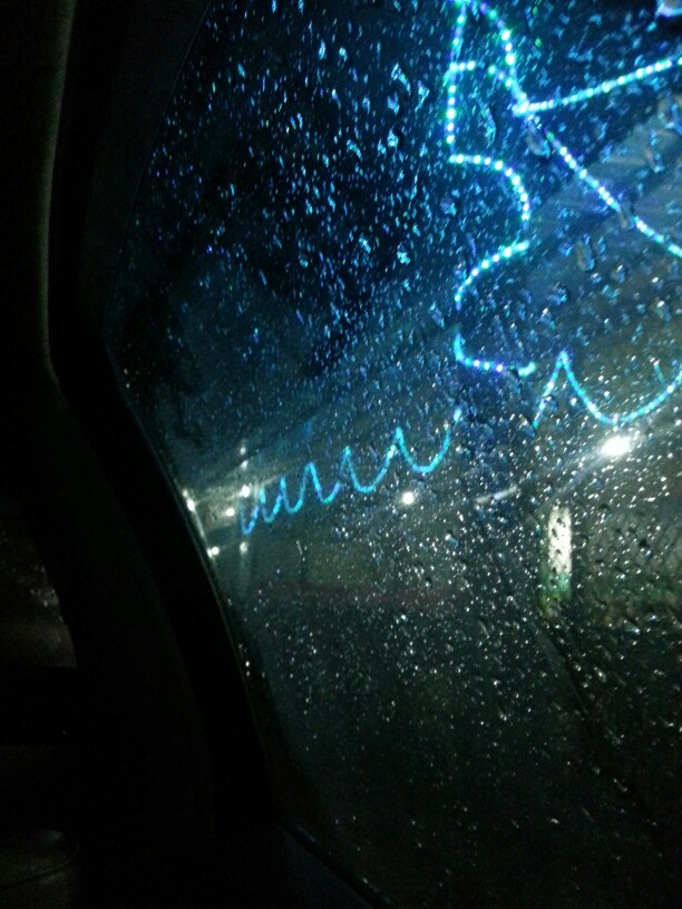 雨夜的车窗