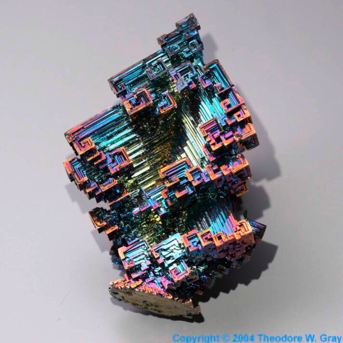 铋是一种稀有金属,英文名:bismuth ,化学符号bi,原子序数83,原子量208