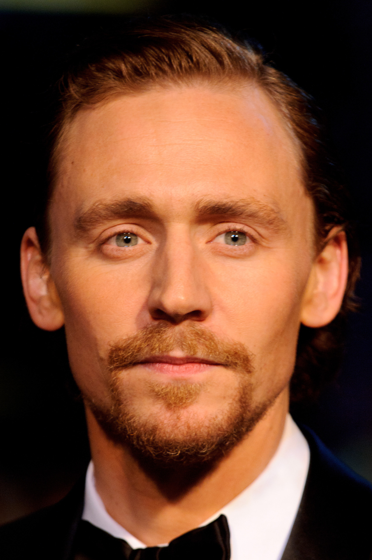 tom hiddleston attends the uk premiere of war ho