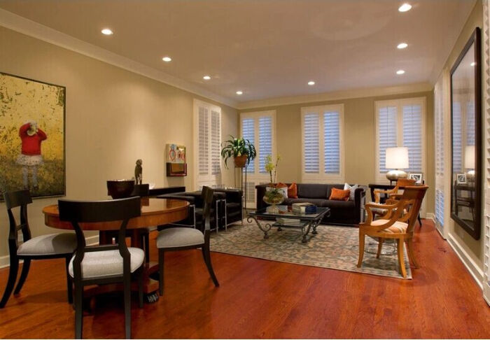 黑色沙发和棕色贝尔实木地板的互相调和,使得整个空间自然纯朴,不乏