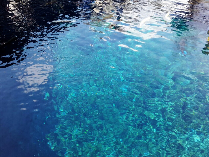 清澈蓝色湖水