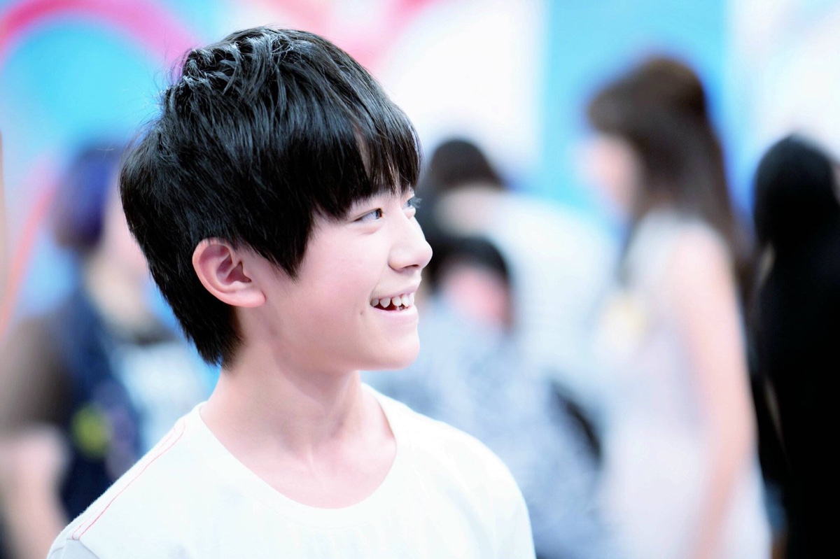 tfboys易烊千玺tfboys偶像手记甜甜的笑侧颜