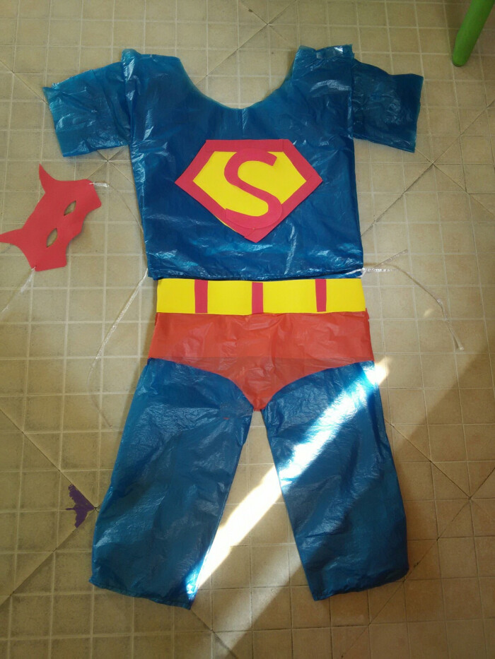 垃圾袋制作的superman环保服装