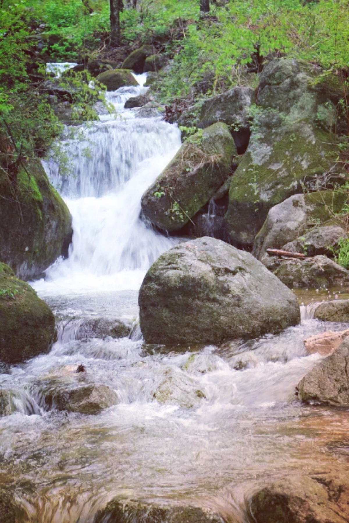 山间溪流